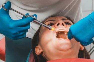  What anesthetic do dentists use for dental implants in Turkey?