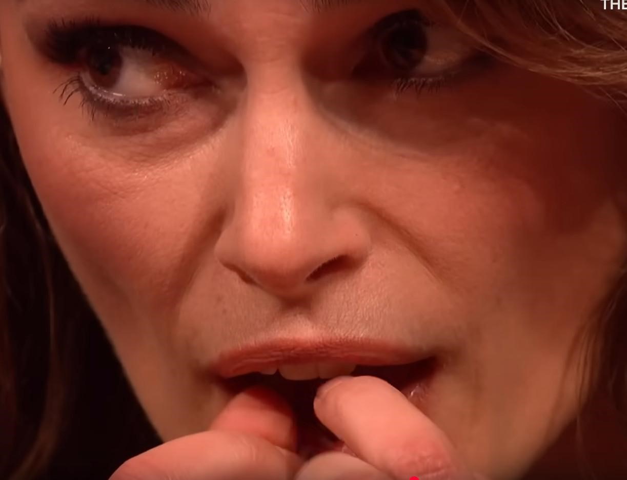 How does Keira Knightley play on her teeth? How does Keira Knightley play on her teeth?
